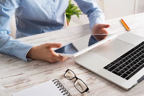 Business lady using tablet computer at desk — Stock Photo, Image