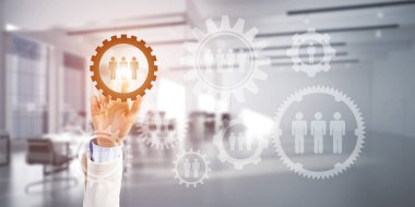 Takım çalışması konsepti ve zarif modern iç mekanlarda iş adamlarının jestlerini seçmek