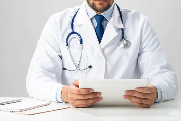 Закрытие рук врача с помощью планшетного компьютера — стоковое фото