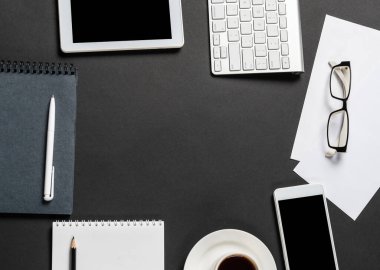 Tablet bilgisayarlı modern işyerinin üst görünümü