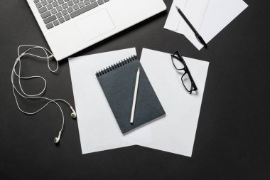 Ofis malzemeleriyle dolu bir iş yeri