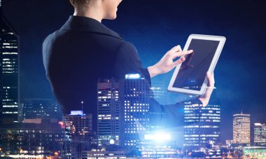 Gece şehri ve kadınla çift pozlama konsepti