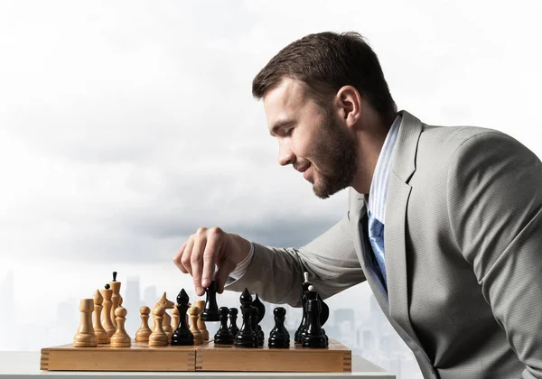 Koncentrált üzletember sakkozik. — Stock Fotó