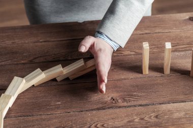 İş kadını domino etkisini yarıda kesti