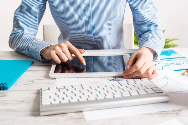 Manager using tablet computer with blank screen — Stock Photo, Image