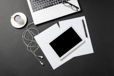 Modern ofis işyerinin en üst görünümü