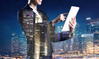 Gece şehri ve kadınla çift pozlama konsepti