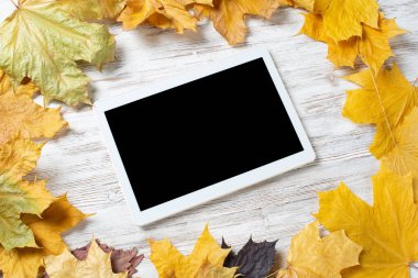 Masasında boş ekran olan tablet bilgisayar