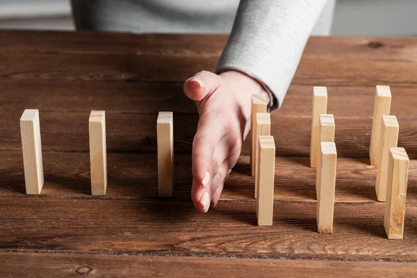 İş kadını el domino etkisini durdurur — Stok fotoğraf