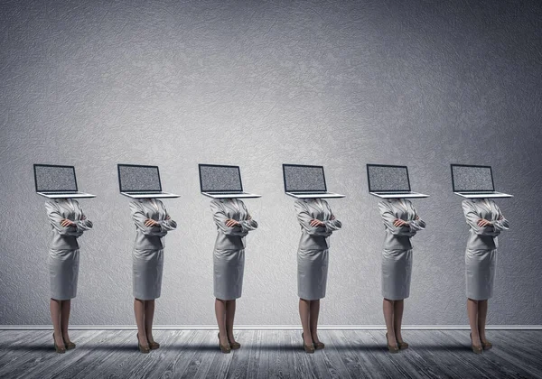 Femmes d'affaires avec ordinateur portable au lieu de la tête. — Photo