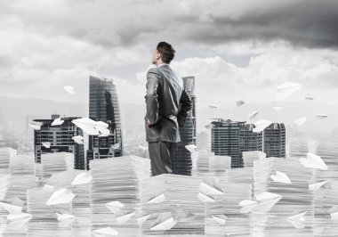 Takım elbiseli başarılı bir iş adamı..