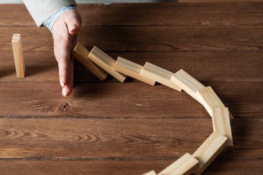 Dominoları düşmekten koruyan iş kadını