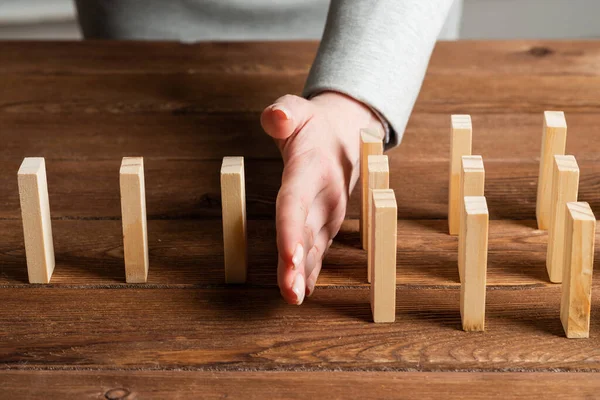 Podnikatelka chránící domino před pádem — Stock fotografie