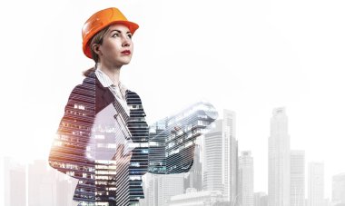 Teknik çizimleri olan kadın mimar.