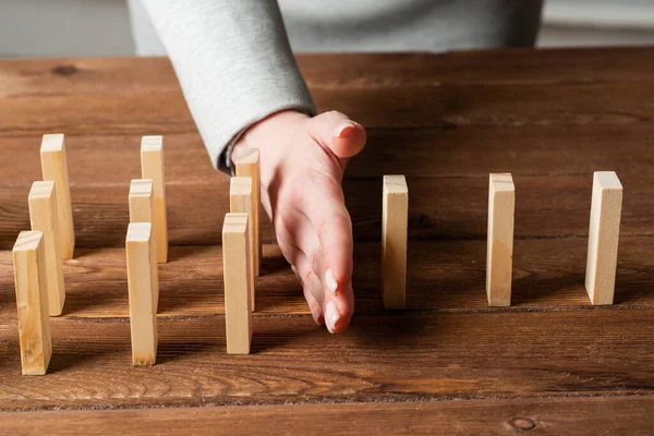 Zakelijke vrouw hand stop domino-effect — Stockfoto