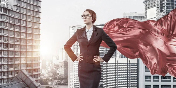 大都市の実業家スーパーヒーローとの力と成功の概念 — ストック写真