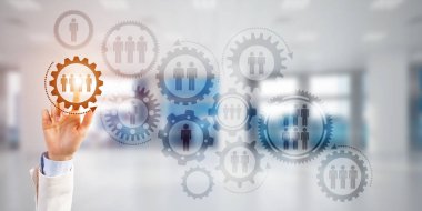 Takım çalışması konsepti ve zarif modern iç mekanlarda iş adamlarının jestlerini seçmek