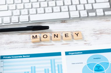 Küpler üzerindeki harflerle para kavramı