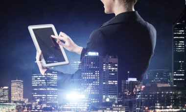 Gece şehri ve kadınla çift pozlama konsepti