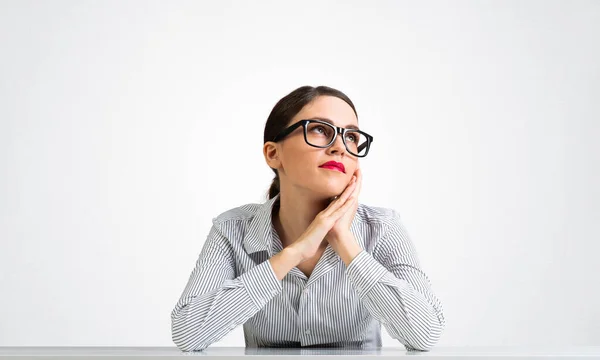 Encantadora joven se sienta en el escritorio — Foto de Stock