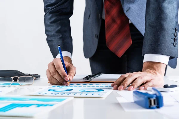 Homme d'affaires debout près du bureau avec stylo — Photo