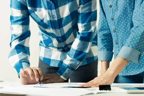 Diseñadores discuten proyecto de arquitectura en oficina — Foto de Stock