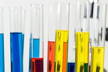 Analiz ve sentez laboratuvarda. Kimyasal reaktörler ve test tüplerindeki örnekler. Bilim laboratuarı araştırma ve geliştirme. Modern biyoteknoloji endüstrisi maketi. Modern uyuşturucu ve aşı testi