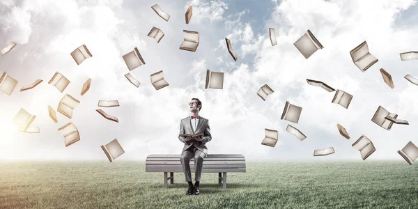 Hombre Divertido Gafas Rojas Traje Sentado Banco Libro Lectura —  Fotos de Stock