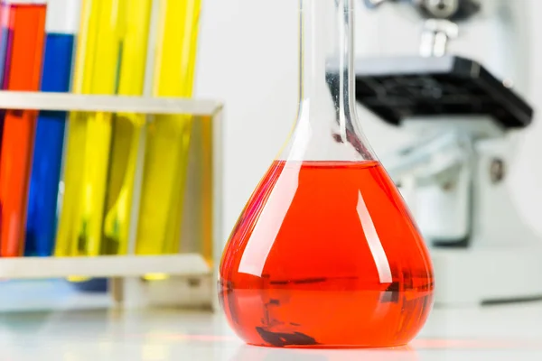 Kémia Óra Iskolai Laborban Üvegcsövek Színes Reagensekkel Mikroszkóppal Asztalon Modern — Stock Fotó
