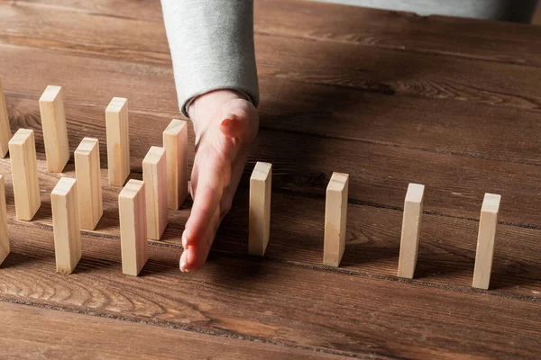 Podnikatelka Chránící Domino Před Pádem Dřevěný Stůl Podnikatelská Pomoc Vedení — Stock fotografie