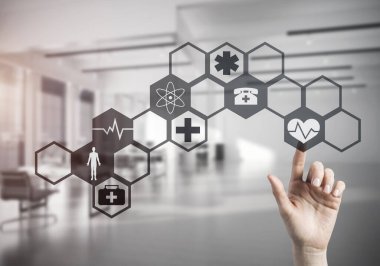 Kadın eli tıp konseptiyle medya ekranının simgesine dokunuyor