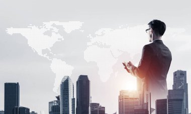 Ellerinde günlükle gözlerini kaçıran zarif iş adamının çift pozu.