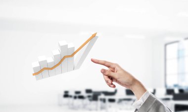 İş adamının eli beyaz grafiğe dokunuyor. Karışık ortam