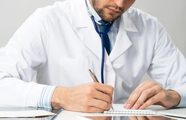 Succesvolle Therapeut Iets Schrijven Notitieblok Artsen Medisch Uniform Met Stethoscoop — Stockfoto