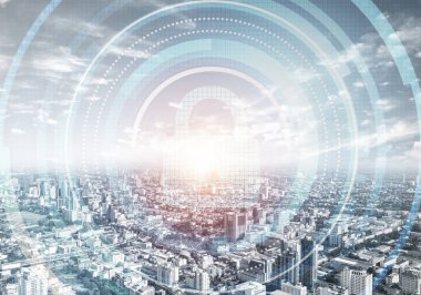 Bilgisayar güvenliği kavramı ve bilgi teknolojisi. Risk yönetimi ve profesyonel güvenlik. Şehrin siluetinin arka planında sanal asma kilit hologramı. İş dünyası için yenilikçi güvenlik çözümü.