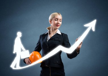 İş kadını profesyonel kariyer grafiği çiziyor. Strateji planlama ve geliştirme sunumu. İş yerinde büyüme ve kişisel gelişim. Güvenlik kaskıyla iş elbisesi içinde insan kaynakları danışmanı..