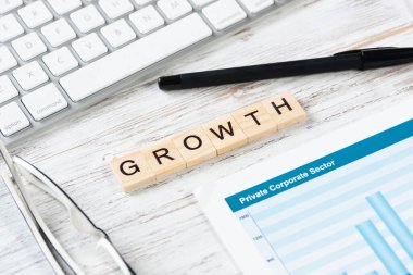 Küpler üzerine harflerle finansal büyüme kavramı