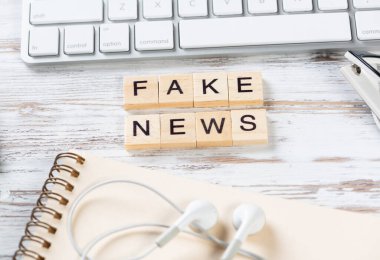 Küpler üzerindeki harflerle sahte haber kavramı