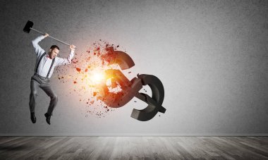 Boş beton odada azimli bir bankacı dolar bozuyor.