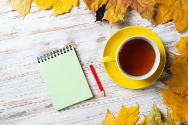 Düz sonbahar kompozisyonu ve bir fincan siyah çay.