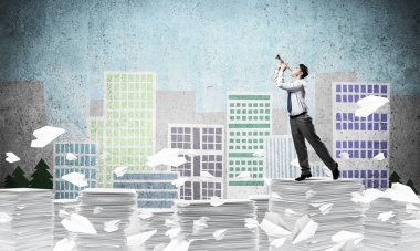 Fife oynayan mutlu iş adamı.