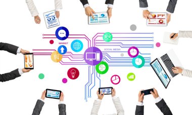 Masada oturan ve alet kullanan iş adamlarının en iyi görüntüsü.