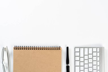 Malzemelerle dolu ofis çalışma alanı
