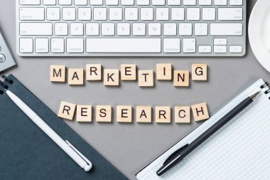 Küpler üzerine harflerle pazarlama araştırma kavramı