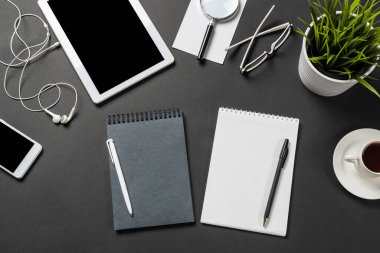 Tablet bilgisayarlı işyerinin üst görünümü