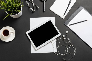 Tablet bilgisayarlı işyerinin üst görünümü