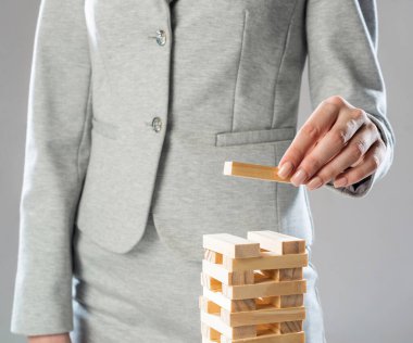 İş kadını ahşap bloklardan kule inşa ediyor.