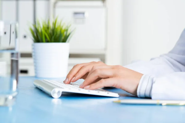 Doctor escribiendo en el teclado de la computadora —  Fotos de Stock