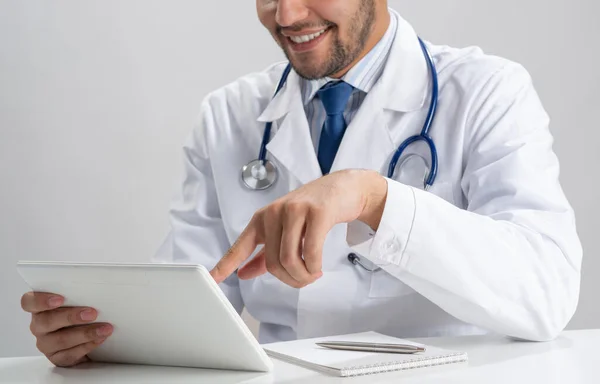 Jovem médico feliz usando computador tablet — Fotografia de Stock