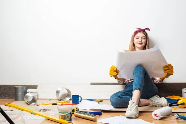 Chica feliz sentada en el suelo con plano — Foto de Stock